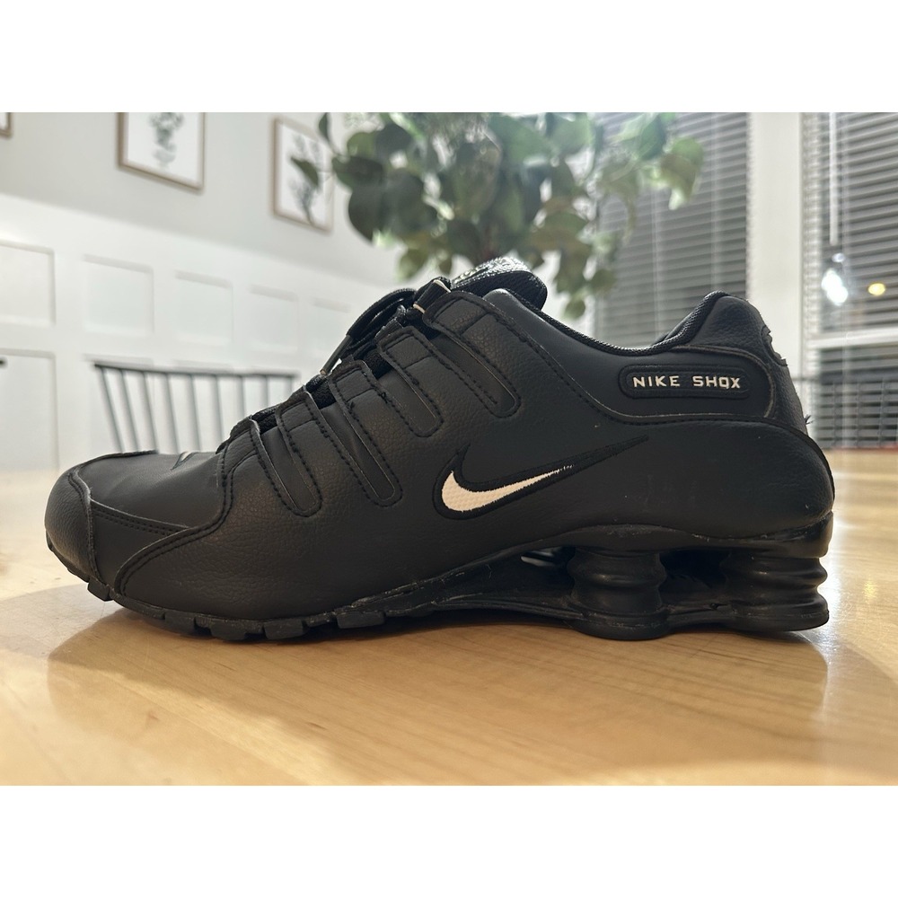 Nike Shox NZ Men's 10.5 Athletic Leather Sneakers Black White 501524-091